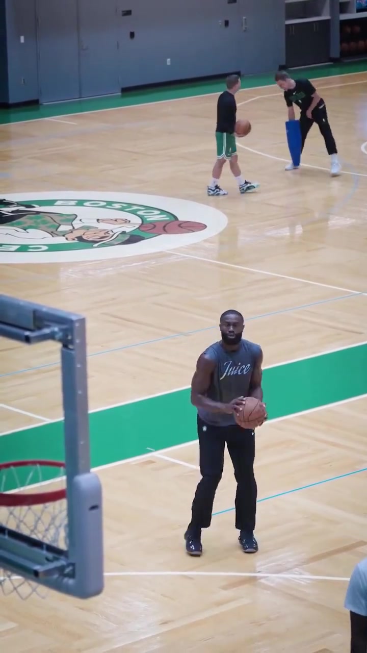 这手感可以啊杰伦-布朗三分训练12连中